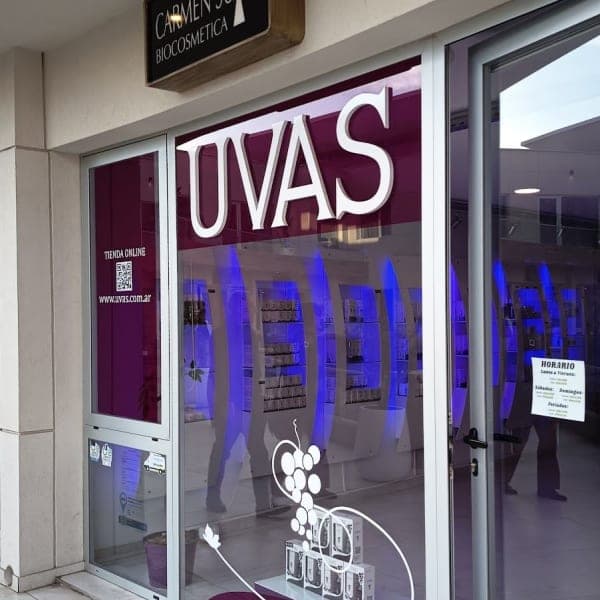 Uvas Cosméticos - West Mall