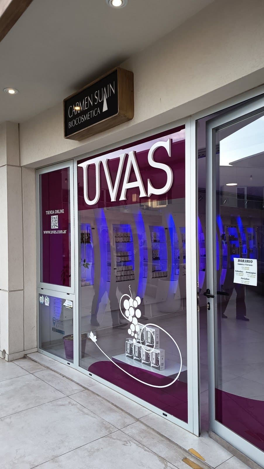 Uvas Cosméticos - West Mall